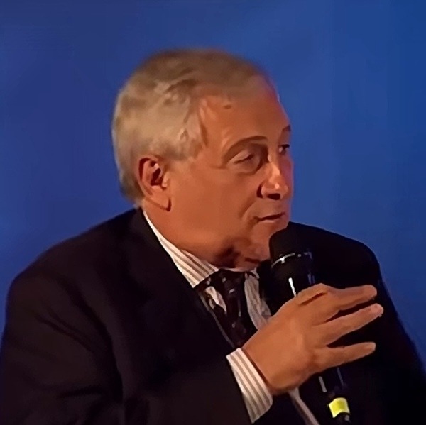 La lezione di Antonio Tajani: quando la politica misura la serietà delle donne dalla lunghezza delle gonne.